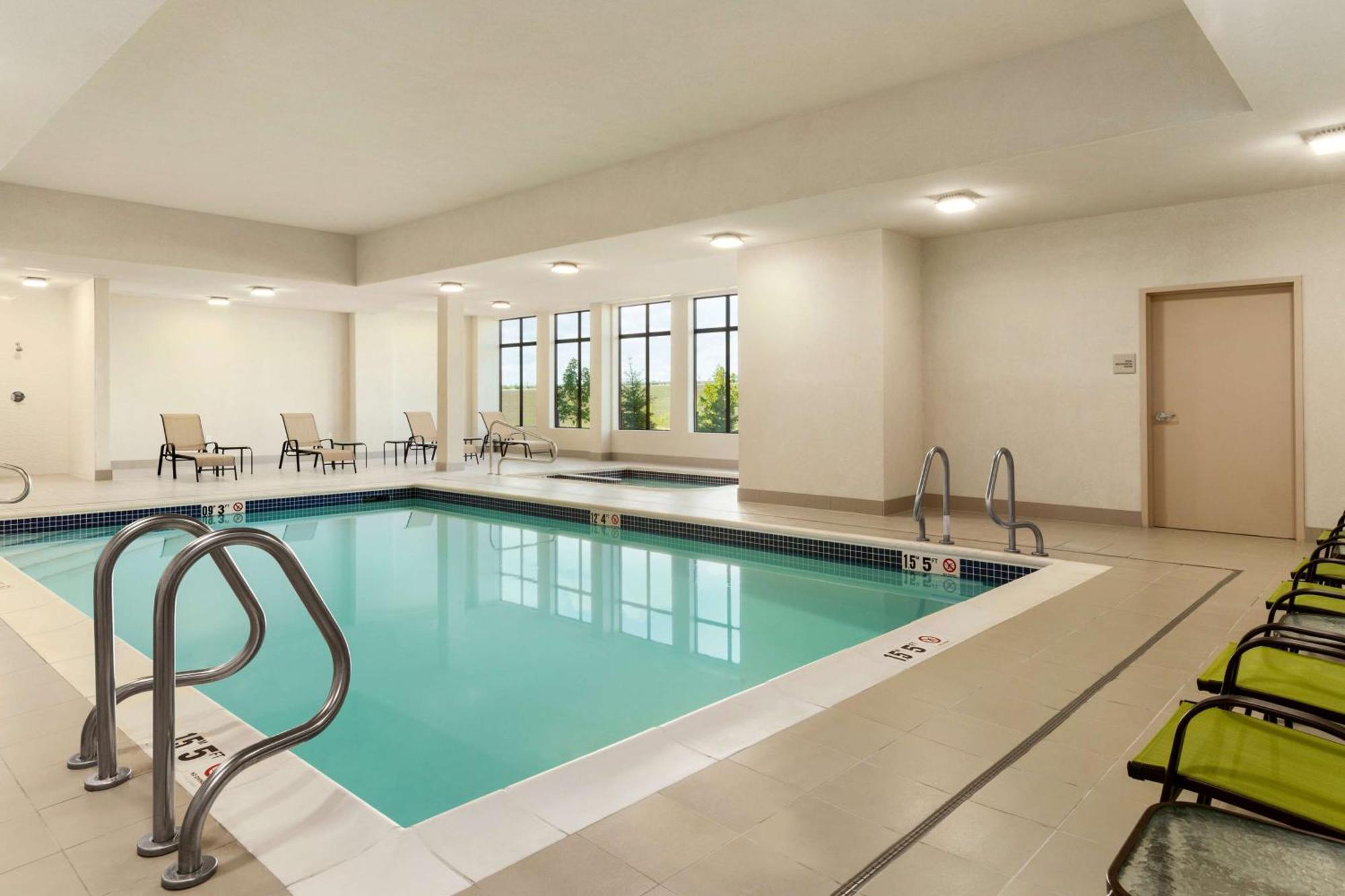 Hampton Inn By Hilton Edmonton/Шервуд-Парк Экстерьер фото
